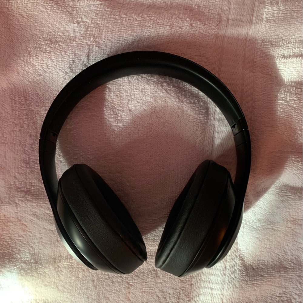 noise-cancelling beats studio3 headphones w/ case & charger